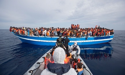 اطالوی جزیرے میںآٹھ سو پچاسی کشتیوں کے پناہ گزینوں کی جانیں بچا لی گئیں